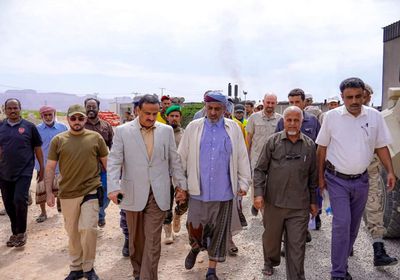 العولقي يتفقد احتياجات محطة الكهرباء في عتق