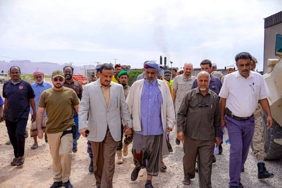 العولقي يتفقد احتياجات محطة الكهرباء في عتق