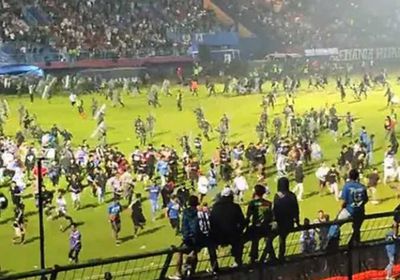 كشف ملابسات واقعة وفاة العشرات بمباراة كرة بإندونيسيا