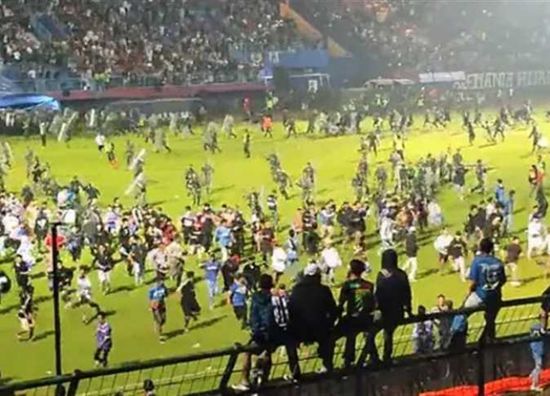 كشف ملابسات واقعة وفاة العشرات بمباراة كرة بإندونيسيا