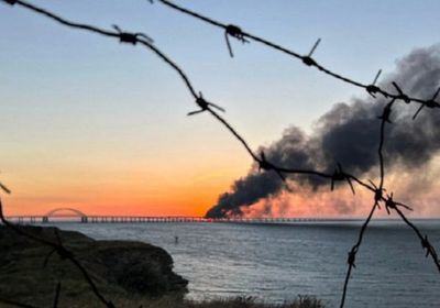 حريق هائل بجسر في شبه جزيرة القرم