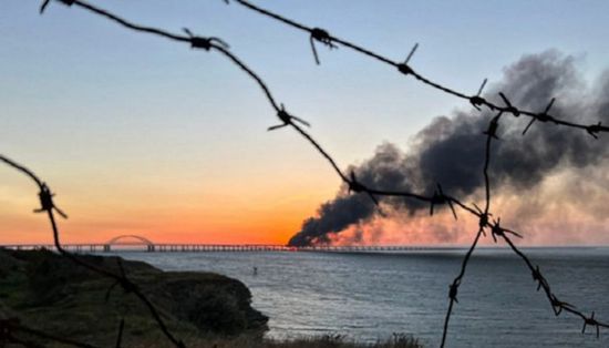 حريق هائل بجسر في شبه جزيرة القرم