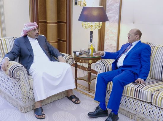 الرئيس الزُبيدي يبحث تطوير السياسات النقدية لـ"المركزي"