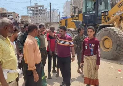 إزالة بسطات بائعي القات في منطقة الهاشمي بعدن