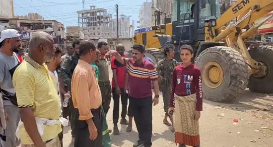 إزالة بسطات بائعي القات في منطقة الهاشمي بعدن