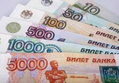 الروبل الروسي يتراجع أمام الدولار واليورو