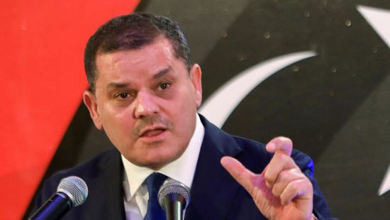 ليبيون يحتجون أمام مقر الدبيبة بسبب منحة الزواج