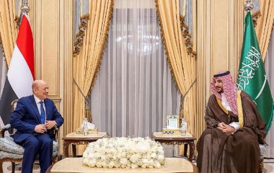 مشاورات ثنائية بين العليمي وخالد بن سلمان بالرياض