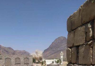 هجمات صاروخية حوثية على قرية الهجر بحريب