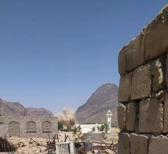 هجمات صاروخية حوثية على قرية الهجر بحريب