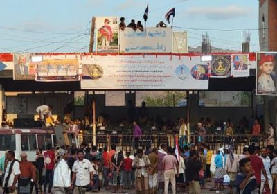 توافد شعبي إلى منصة الشهداء بردفان احتفالا بذكرى 14 أكتوبر