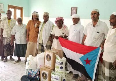 انتقالي تريم يبدأ توزيع السلال الغذائية على أسر الشهداء