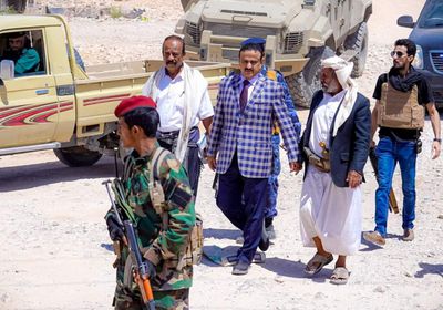 محافظ شبوة يتفقد مشروعي طرق في عتق