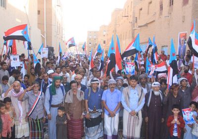 مهرجان خطابي حاشد في حورة ووادي العين احتفالا بـ 14 أكتوبر