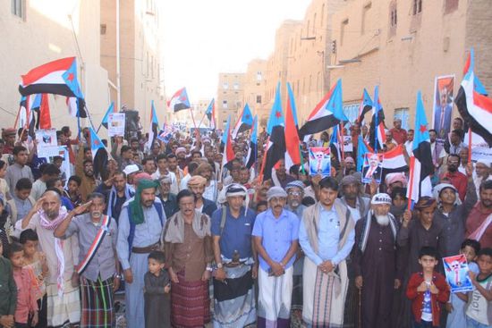 مهرجان خطابي حاشد في حورة ووادي العين احتفالا بـ 14 أكتوبر