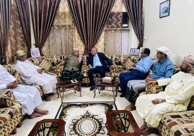 الكثيري والمحمدي يطمئنان على قيادي بثورة 14 أكتوبر