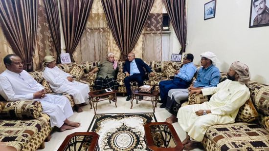 الكثيري والمحمدي يطمئنان على قيادي بثورة 14 أكتوبر