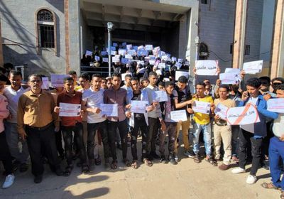 طلاب جامعة تعز يحتجون على اختفاء زميلتهم
