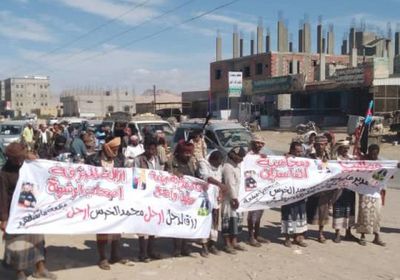 متظاهرون في ميفعة يطالبون بإقالة مأمور ومدير أمن المديرية