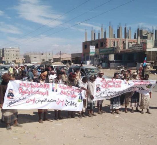 متظاهرون في ميفعة يطالبون بإقالة مأمور ومدير أمن المديرية