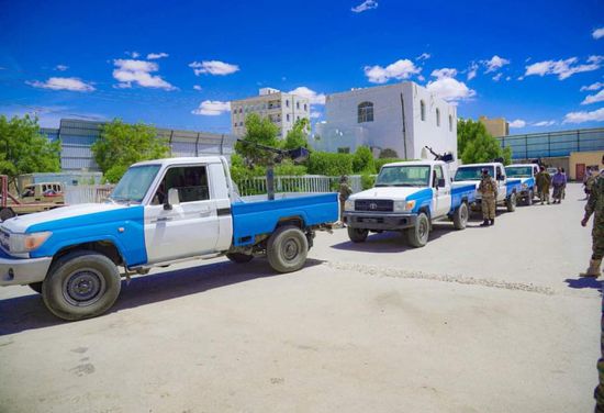 محافظ شبوة يدعم الشرطة بـ 4 أطقم مسلحة