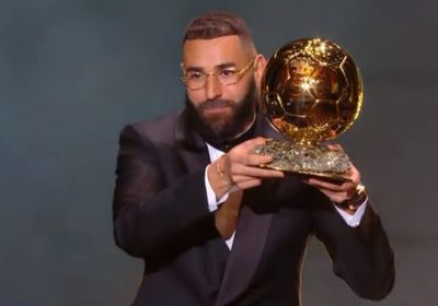 بنزيما يتوج بجائزة الكرة الذهبية لأفضل لاعب