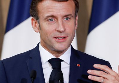 ماكرون يهنئ كريم بنزيما بتتويجه بجائزة الكرة الذهبية