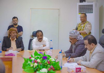 محافظ شبوة يناقش احتياجات المديريات الشرقية من الخدمات