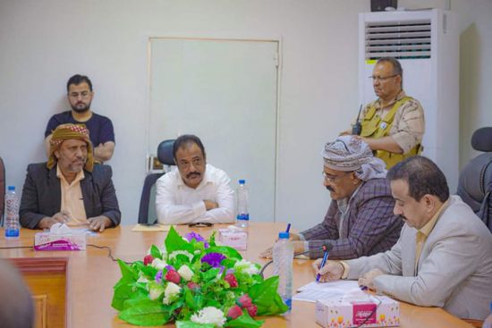 محافظ شبوة يناقش احتياجات المديريات الشرقية من الخدمات