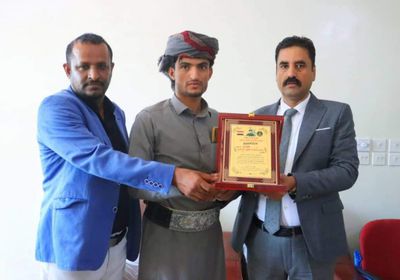 "انتقالي شبوة" يكرم الشاعر ناصر الدغاري بدرع التميز