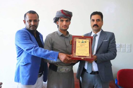 "انتقالي شبوة" يكرم الشاعر ناصر الدغاري بدرع التميز