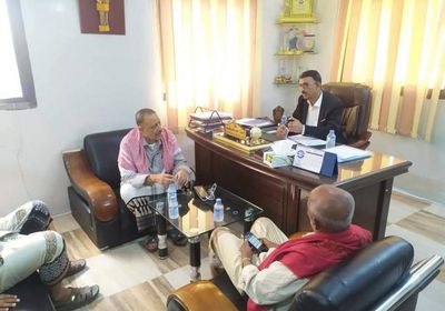 حرو ومكتب العمل بالمكلا يبحثان أزمة إضراب عمال بترومسيلة