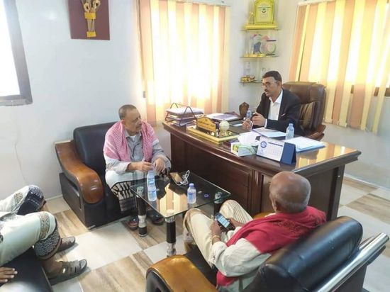 حرو ومكتب العمل بالمكلا يبحثان أزمة إضراب عمال بترومسيلة