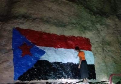 بالصور.. حملة شبابية تطوعية لرسم علم الجنوب بمداخل ساه