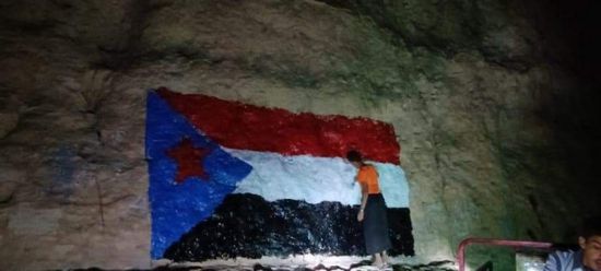 بالصور.. حملة شبابية تطوعية لرسم علم الجنوب بمداخل ساه