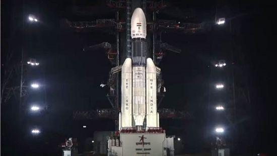الهند تطلق صاروخًا يحمل 36 قمرًا اصطناعيًا