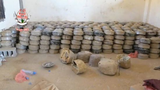 "العمالقة" تنزع مئات الألغام الحوثية من بيحان وحريب