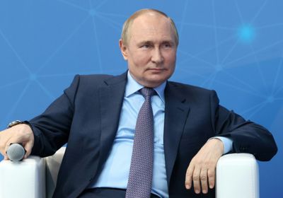 بوتين يسخر من العقوبات الغربية بنكتة ساخرة