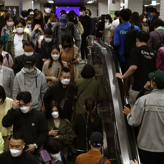 قتيلان وعشرات الإصابات في حادث تدافع بكوريا الجنوبية