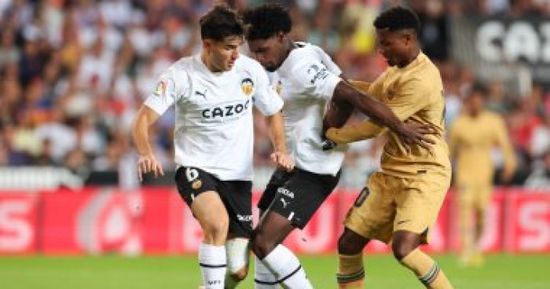 برشلونة يتعادل سلبيًا مع فالنسيا بالشوط الأول