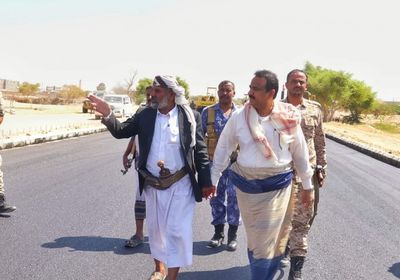 محافظ شبوة يتفقد مشروعي شق شارعي الحزم والدائري في عتق