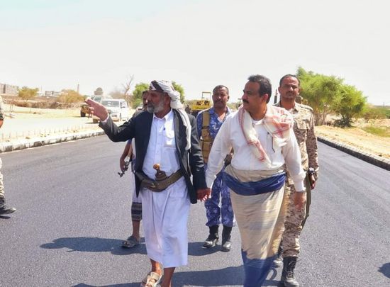 محافظ شبوة يتفقد مشروعي شق شارعي الحزم والدائري في عتق