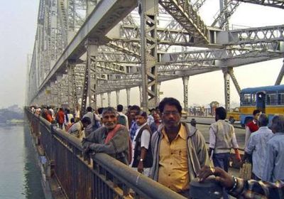 انهيار جسر غربي الهند وسقوط 400 شخص في النهر