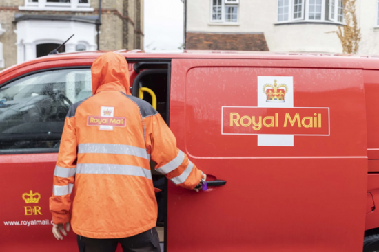 عمال البريد الملكي ببريطانيا يلغون خطط إضرابهم