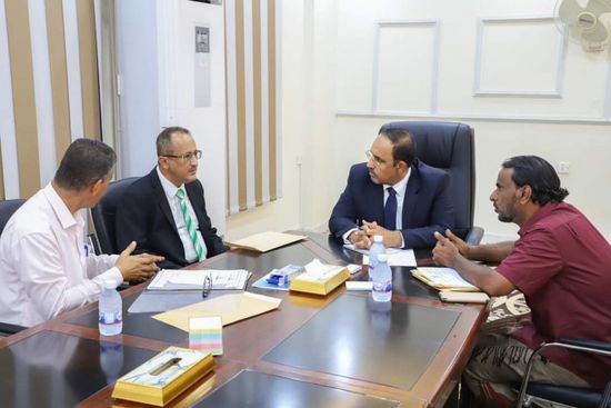 محافظ حضرموت يناقش احتياجات مديريتي الشحر وغيل باوزير