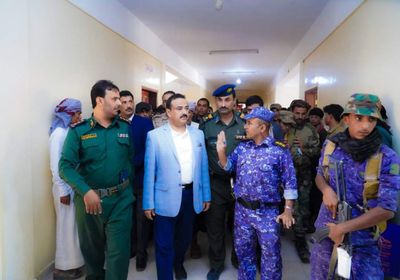 محافظ شبوة يطلع على سير العمل بمصلحة الجوازات