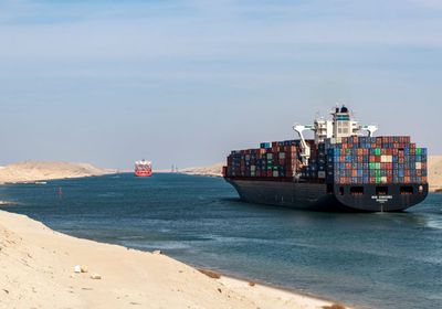 86 سفينة تعبر المجرى الملاحي لقناة السويس