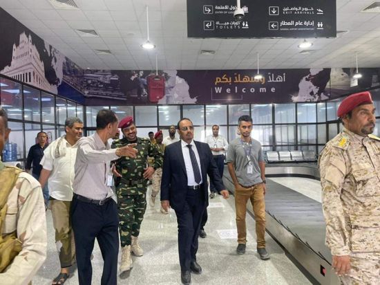 محافظ حضرموت يطلع على تجهيزات مطار الريان