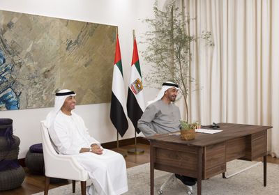رئيس الإمارات يبحث مع نظيره الأمريكي تعزيز الشراكة