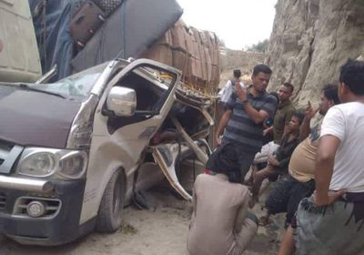 سقوط حمولة شاحنة على حافلة ركاب بطريق هيجة العبد